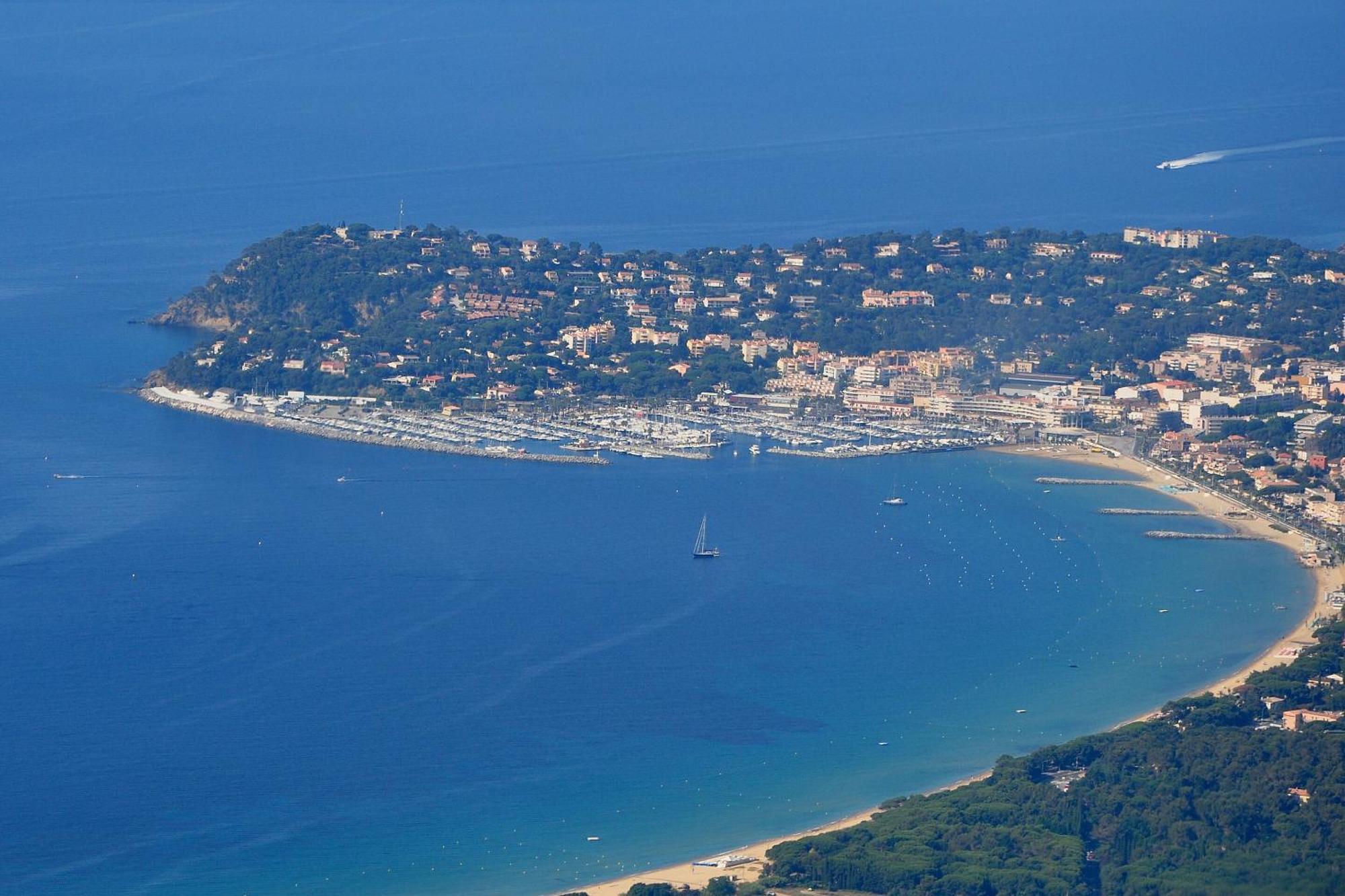 Appartement Residence Santa Barbara Avec Piscine Et A 750M De La Plage 滨海卡瓦莱尔 外观 照片